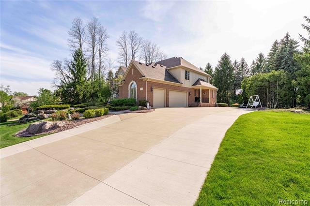 Builiding view seventy five for 5173 Serena, Troy, MI. 48098