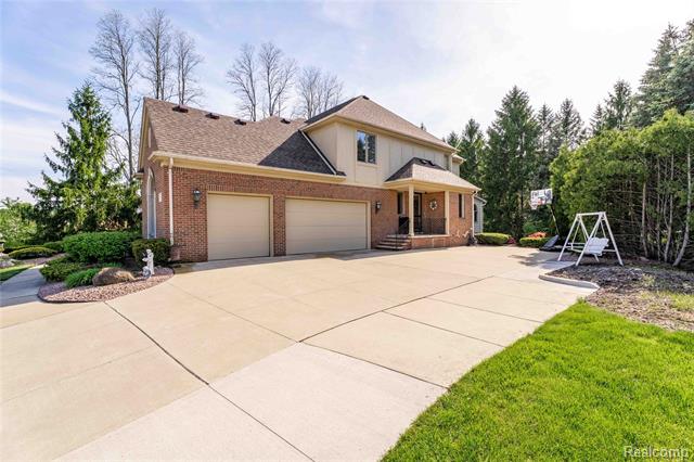 Builiding view seventy six for 5173 Serena, Troy, MI. 48098