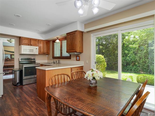 Builiding view eight for 5057 Prentis, Troy, MI. 48085