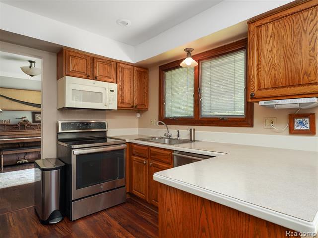 Builiding view seven for 5057 Prentis, Troy, MI. 48085