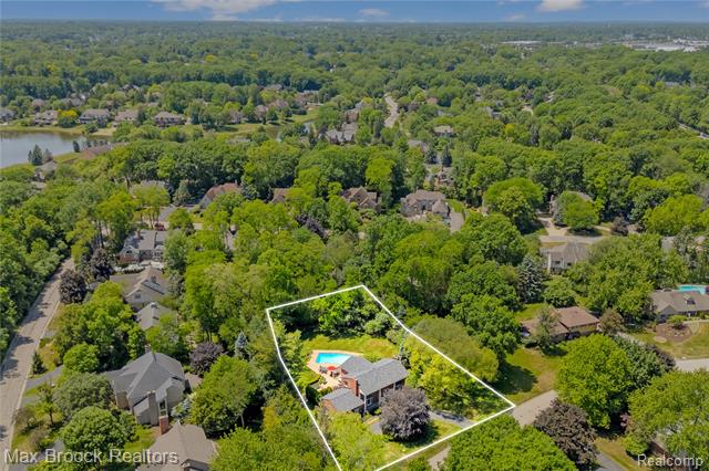 Builiding view fifty for 2620 Wendover, Bloomfield Hills, MI. 48302