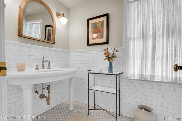Builiding view thirty five for 2620 Wendover, Bloomfield Hills, MI. 48302