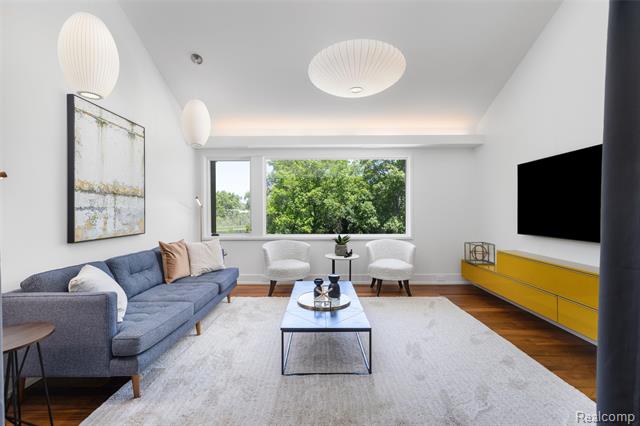 Builiding view fifty for 2700 Squirrel, Bloomfield Hills, MI. 48304