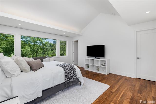 Builiding view forty four for 2700 Squirrel, Bloomfield Hills, MI. 48304