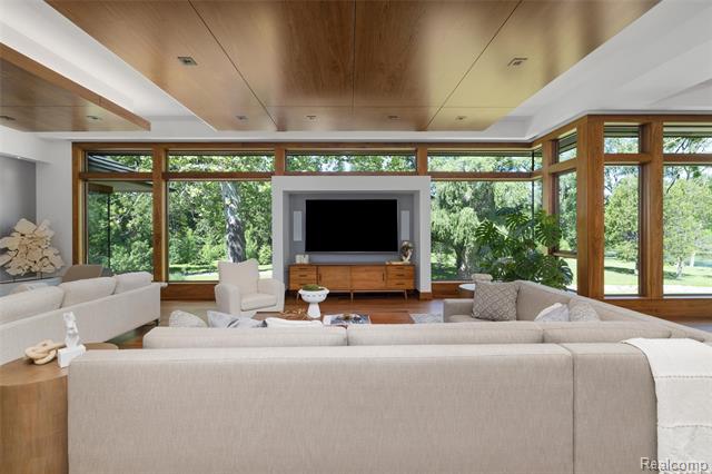Builiding view ten for 2700 Squirrel, Bloomfield Hills, MI. 48304