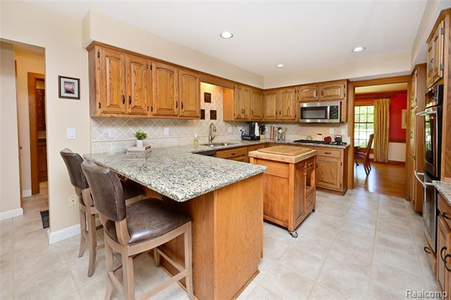 Builiding view eight for 5684 Sussex, Troy, MI. 48098