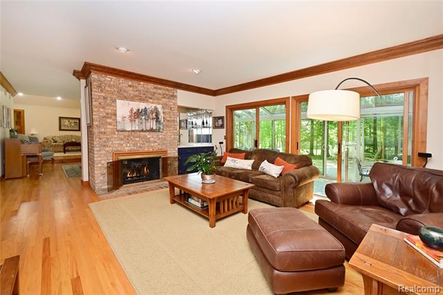 Builiding view five for 5684 Sussex, Troy, MI. 48098