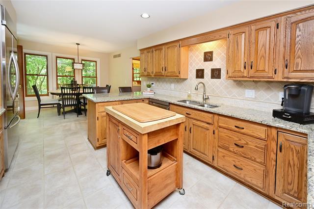 Builiding view nine for 5684 Sussex, Troy, MI. 48098