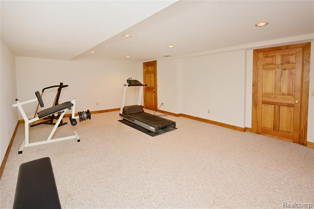 Builiding view thirty five for 5684 Sussex, Troy, MI. 48098