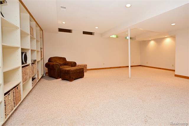 Builiding view thirty four for 5684 Sussex, Troy, MI. 48098