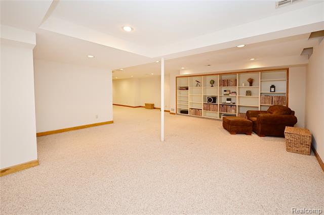 Builiding view thirty three for 5684 Sussex, Troy, MI. 48098