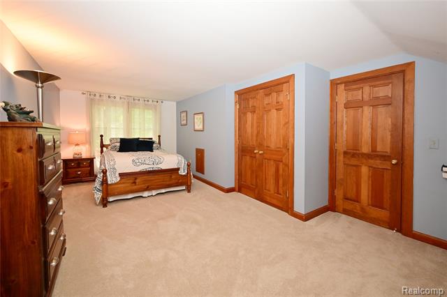 Builiding view twenty eight for 5684 Sussex, Troy, MI. 48098
