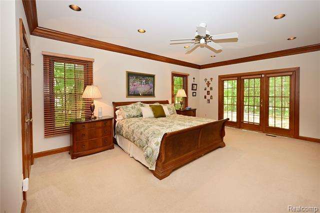 Builiding view twenty one for 5684 Sussex, Troy, MI. 48098