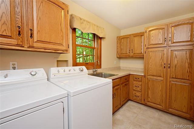 Builiding view twenty for 5684 Sussex, Troy, MI. 48098