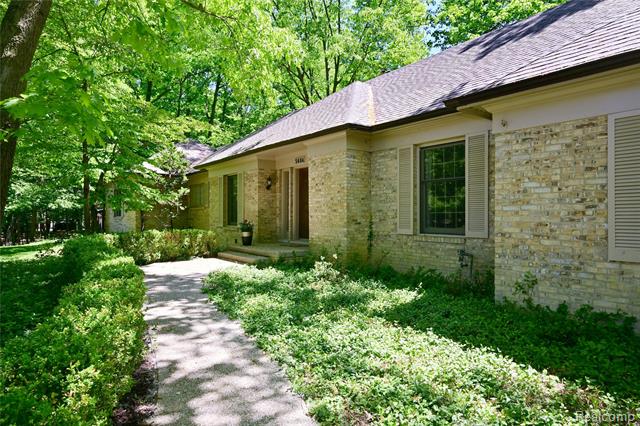 front view for 5684 Sussex Ct, Troy, Mi. 48098