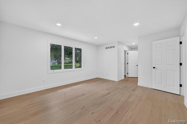 Builiding view thirty five for 756 Great Oaks, Bloomfield Hills, MI. 48304