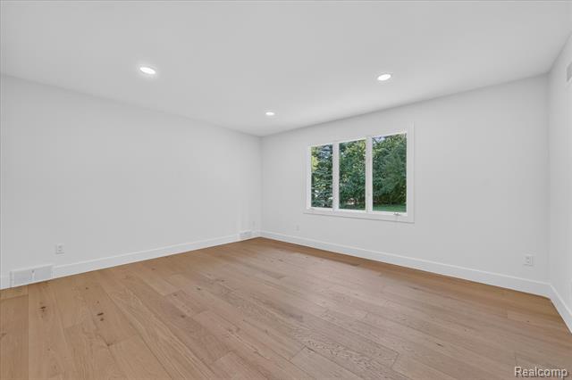 Builiding view thirty two for 756 Great Oaks, Bloomfield Hills, MI. 48304