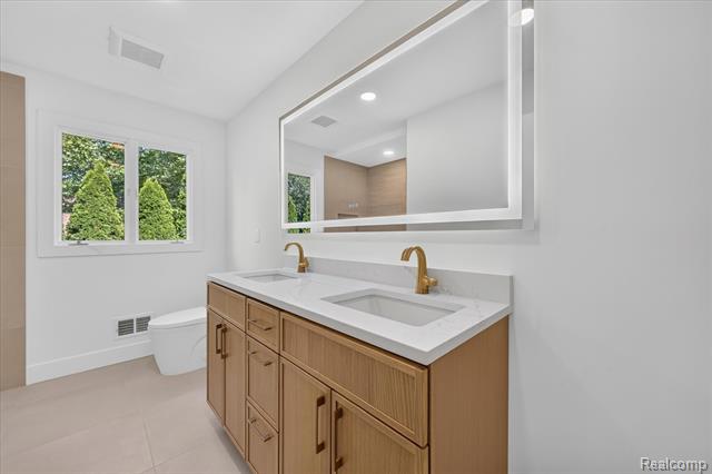 Builiding view thirty for 756 Great Oaks, Bloomfield Hills, MI. 48304