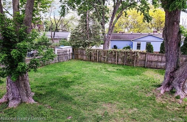 Builiding view twenty five for 2365 Middlebelt, West Bloomfield, MI. 48324