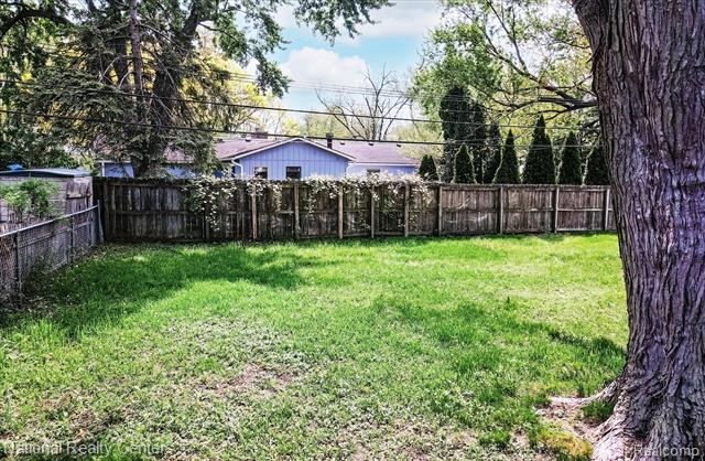 Builiding view twenty four for 2365 Middlebelt, West Bloomfield, MI. 48324