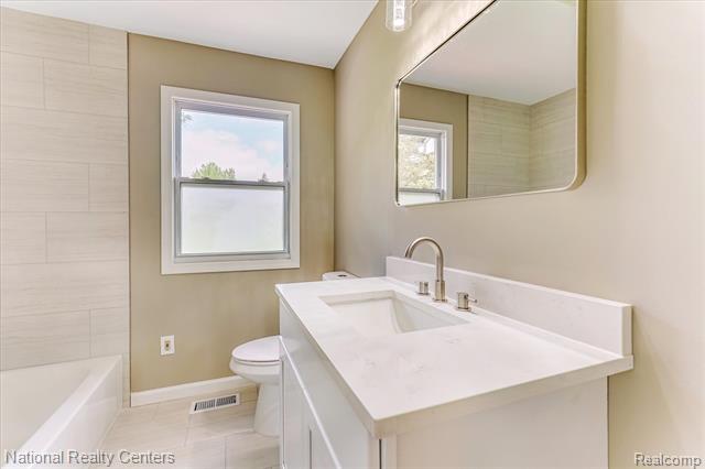 Builiding view twenty two for 2365 Middlebelt, West Bloomfield, MI. 48324