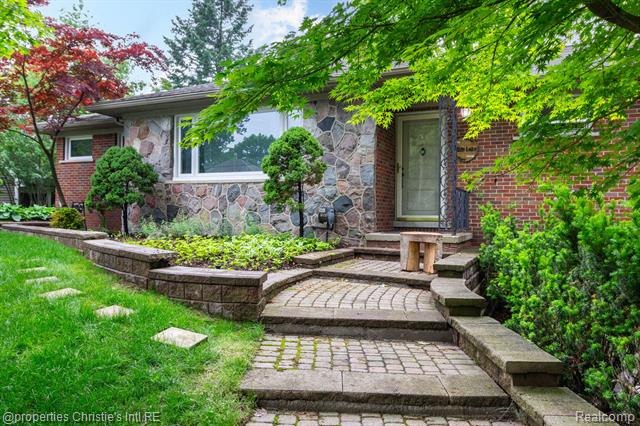 Builiding view three for 1700 Hamilton, Bloomfield Hills, MI. 48302