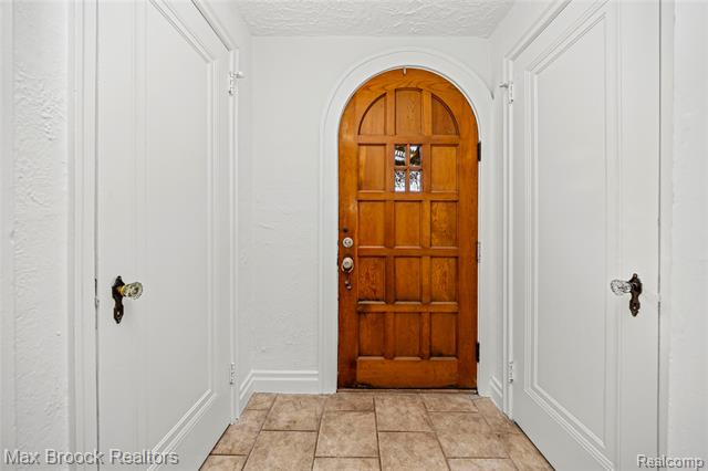 Builiding view eight for 75 Hillsdale, Bloomfield Hills, MI. 48302