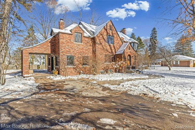 Builiding view fifty six for 75 Hillsdale, Bloomfield Hills, MI. 48302