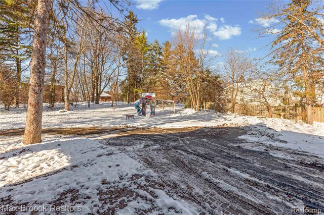 Builiding view seventy six for 75 Hillsdale, Bloomfield Hills, MI. 48302