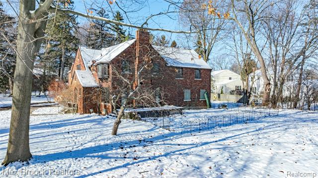 Builiding view sixty eight for 75 Hillsdale, Bloomfield Hills, MI. 48302