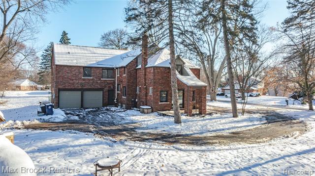 Builiding view sixty five for 75 Hillsdale, Bloomfield Hills, MI. 48302