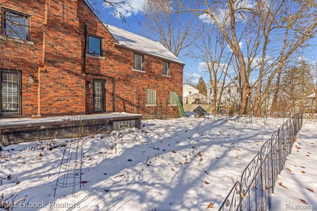 Builiding view sixty for 75 Hillsdale, Bloomfield Hills, MI. 48302