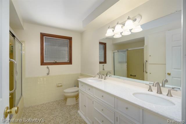 Builiding view forty two for 2377 Williamstown, Bloomfield Hills, MI. 48304