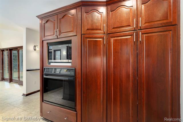 Builiding view seventeen for 2377 Williamstown, Bloomfield Hills, MI. 48304