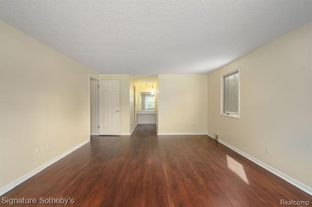 Builiding view thirty one for 2377 Williamstown, Bloomfield Hills, MI. 48304