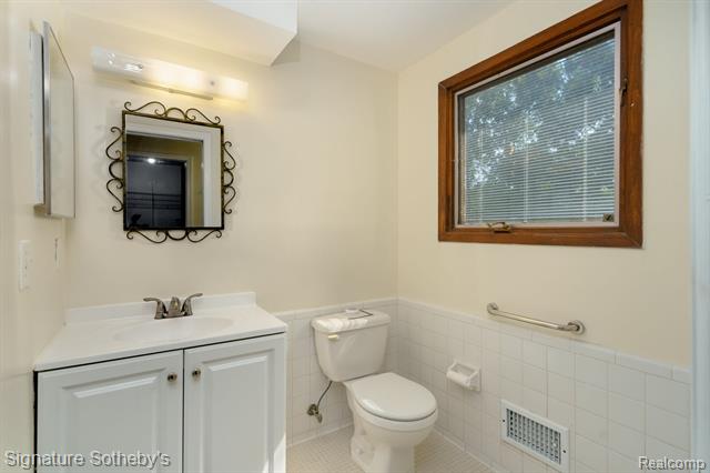 Builiding view thirty three for 2377 Williamstown, Bloomfield Hills, MI. 48304