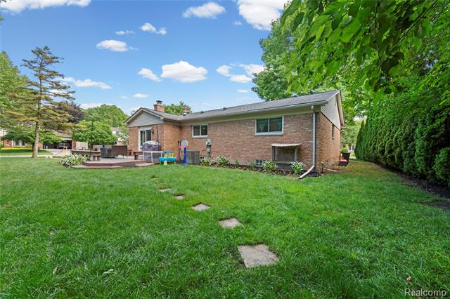 Builiding view forty four for 2511 Coral, Troy, MI. 48085