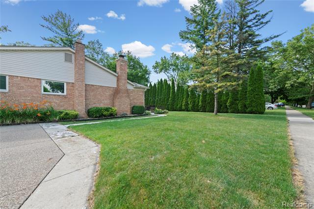 Builiding view forty for 2511 Coral, Troy, MI. 48085