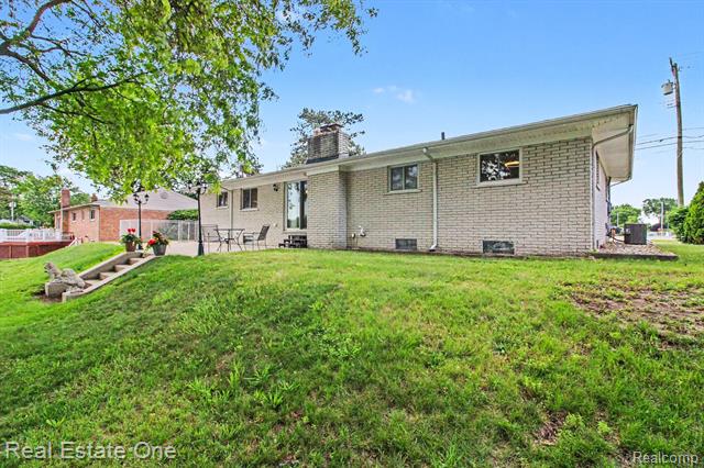 Builiding view fifteen for 1347 E Square Lake, Troy, MI. 48085