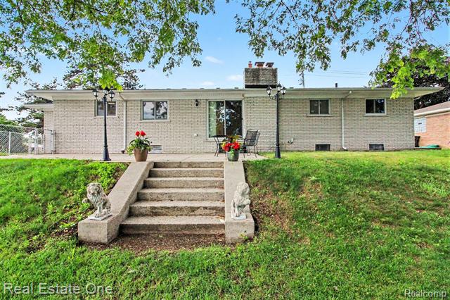 Builiding view fourteen for 1347 E Square Lake, Troy, MI. 48085