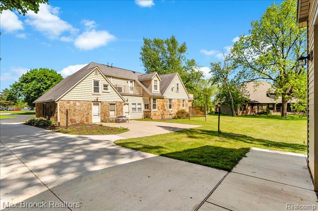 Builiding view fifty for 43747 Woodward, Bloomfield Hills, MI. 48302