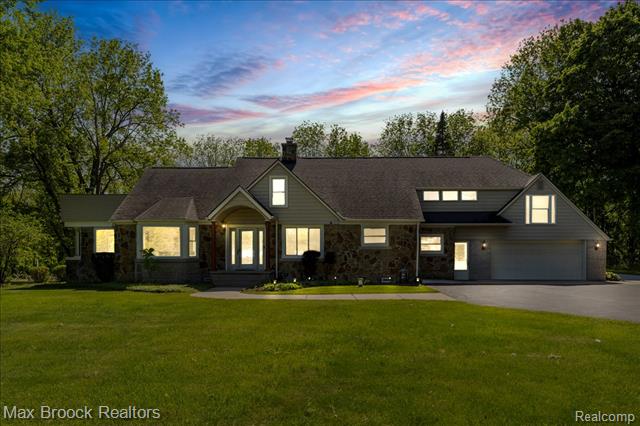 Builiding view one for 43747 Woodward, Bloomfield Hills, MI. 48302