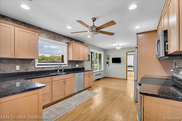 Builiding view sixteen for 43747 Woodward, Bloomfield Hills, MI. 48302