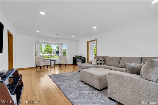 Builiding view ten for 43747 Woodward, Bloomfield Hills, MI. 48302