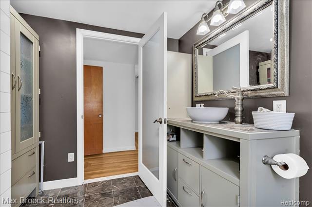 Builiding view thirty two for 43747 Woodward, Bloomfield Hills, MI. 48302