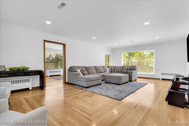Builiding view twelve for 43747 Woodward, Bloomfield Hills, MI. 48302
