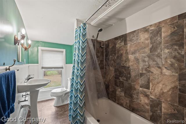 Builiding view eighteen for 6177 Livernois, Troy, MI. 48098