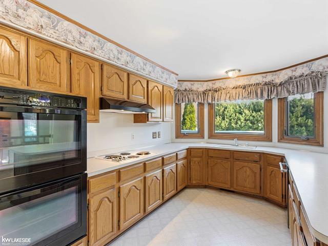 Builiding view ten for 6190 Silverstone, Troy, MI. 48085