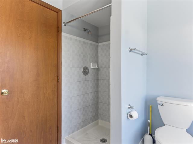 Builiding view thirty two for 6190 Silverstone, Troy, MI. 48085