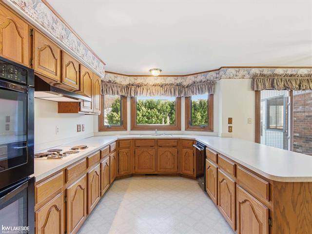 Builiding view twenty three for 6190 Silverstone, Troy, MI. 48085